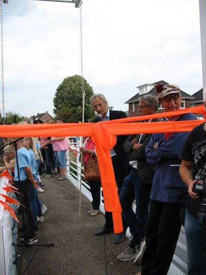 Wethouder knipt lint door 
