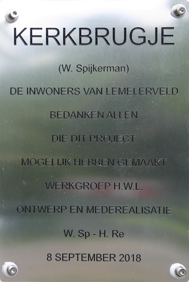 Plakaat op het Kerkbrugje. Tekst: "Kerkbrugje (W. Spijkerman) De inwoners van Lemelerveld bedankt allen die dit project mogelijk hebben gemaakt. Werkgroep H.W.L. Ontwerp en mederealisatie W. Sp - H. Re
8 september 2018"